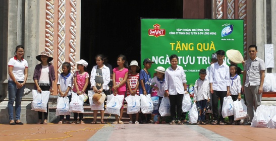 Tập đoàn Hương Sen trao quà ngày tựu trường tại Nam Định ảnh 1